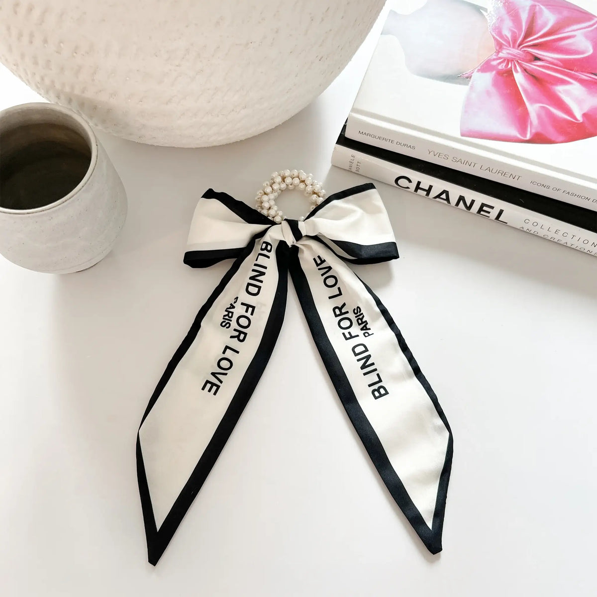 French pearl hair bow: A delicate bow adorned with elegant pearls