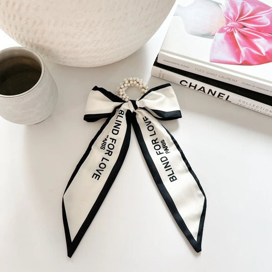 French pearl hair bow: A delicate bow adorned with elegant pearls