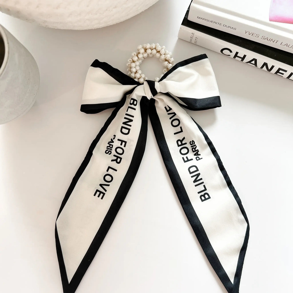 Chic hair accessory: Handcrafted French pearl hair bow for a touch of sophistication